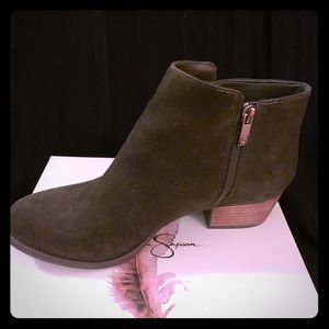 Jessica Simpson olive green bootie, size 10.